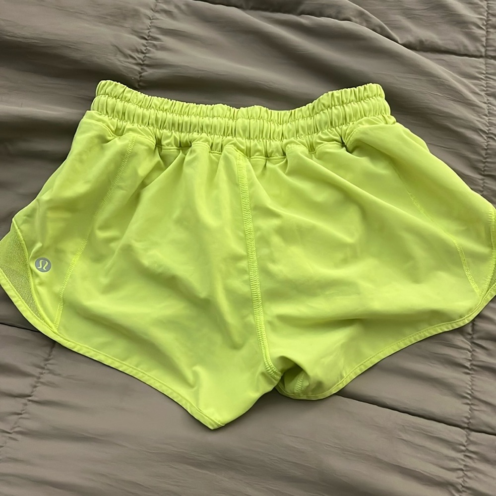 Lululemon low rise electric lemon hotty hots 2.5”